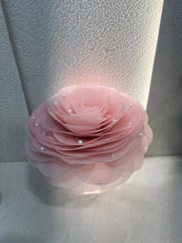 مسكة عروس من الورد الصناعي