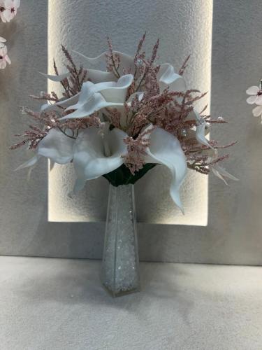 مسكة عروس من الورد الصناعي