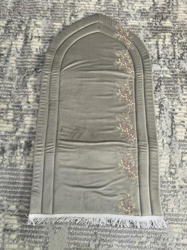 سجادة صلاة اسفنج مبطن مطرز فاخره