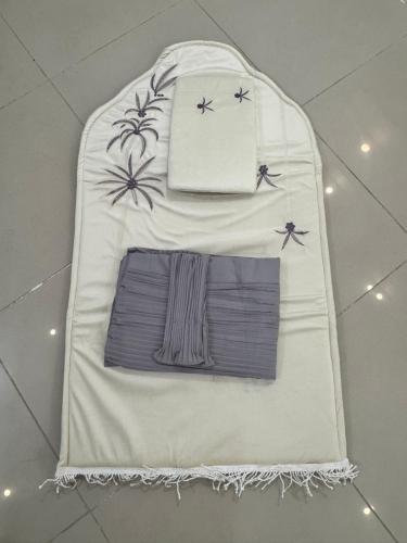 سجادة صلاة اسفنج مبطن مطرز مع شرشف صلاة مكسر2قطع