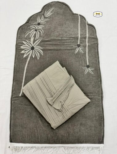 طقم سجاد فاخر على تطريز ملكي مع شرشف مكسر