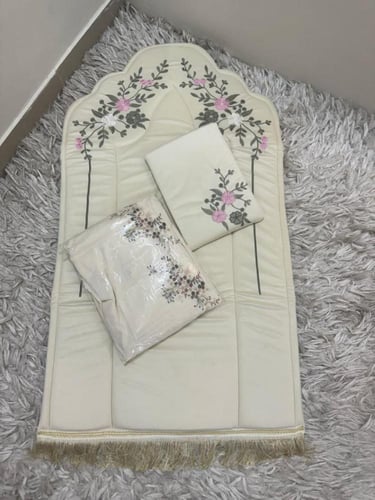 طقم سجاد فاخر على تطريز فاخر مع شرشف مطرز