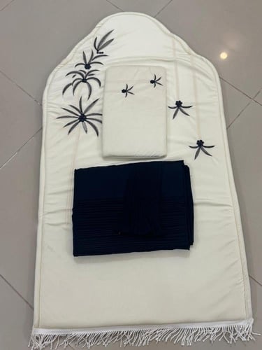 سجادة صلاة اسفنج مبطن مطرز مع شرشف صلاة مكسر2قطع