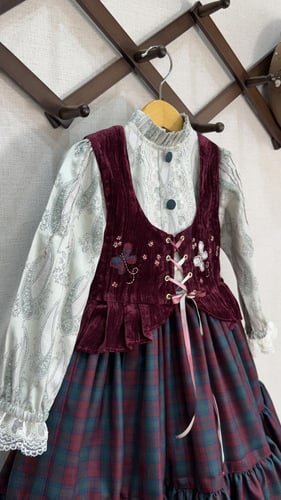 فستان كاروهات مع فيست مخمل مُطرز انيق