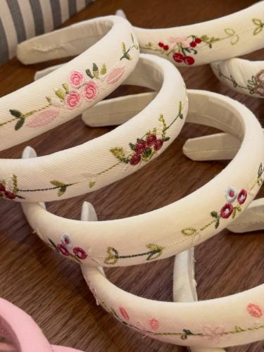 ‏إكسسوار شعر مطرز بالورود