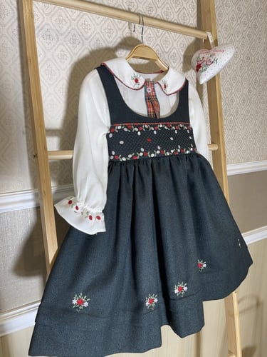 فستان زيتي مع قميص مطرز