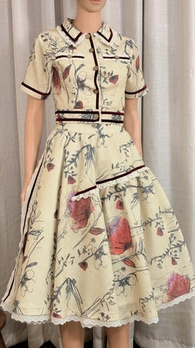 طقم تنوره وبلوزه بالاقمشه النن الخفيفه