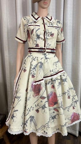 طقم تنوره وبلوزه بالاقمشه النن الخفيفه