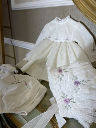 فستان مُطرز مع ( قُبعه ، كلوت )