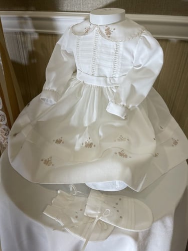 فستان مُطّرز مع ( قُبعه ، كلوت )