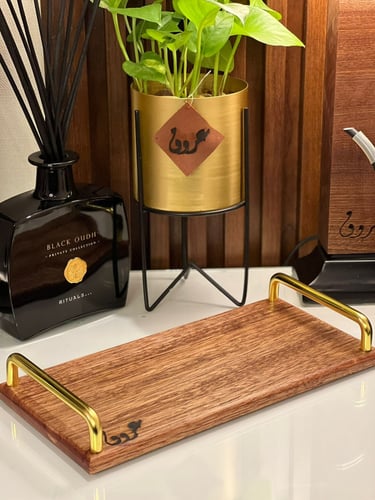 حامل تقديم بمقبض ذهبي