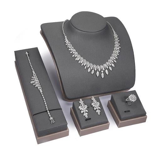 طقم زركون فضي من ماركة فايلت