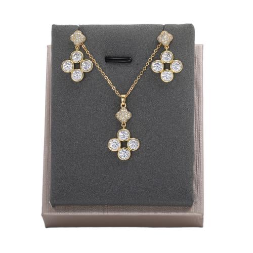 تعليقة مع حلق زركون ذهبي من ماركة فايلت