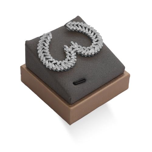 حلق زركون فضي من ماركة فايلت