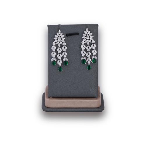 حلق زركون فضي فص أخضر من ماركة فايلت