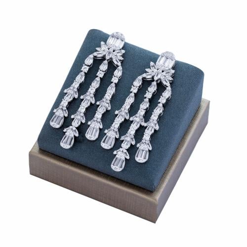 حلق زركون فضي من ماركة فايلت