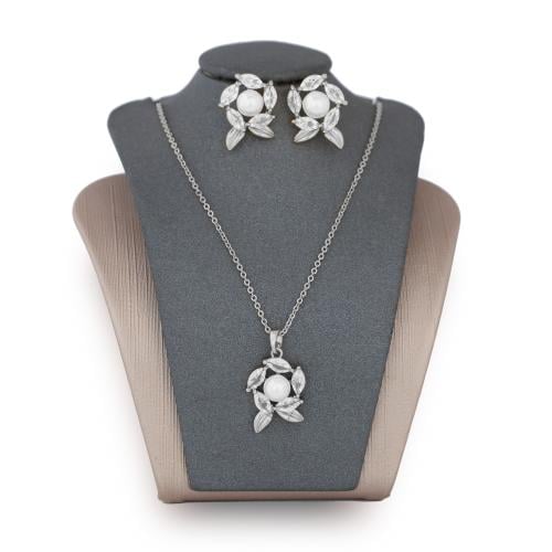 تعليقة مع حلق زركون فضي من ماركة فايلت