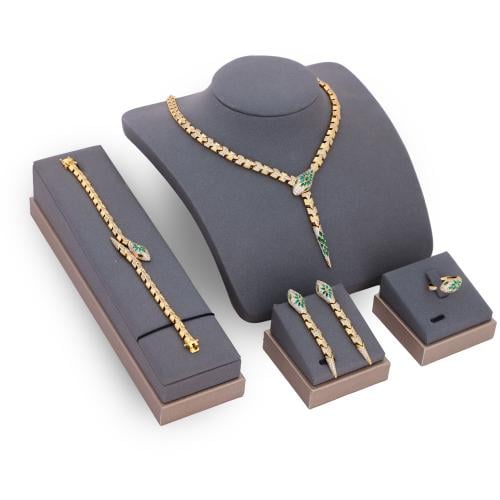 طقم زركون ذهبي من ماركة فايلت