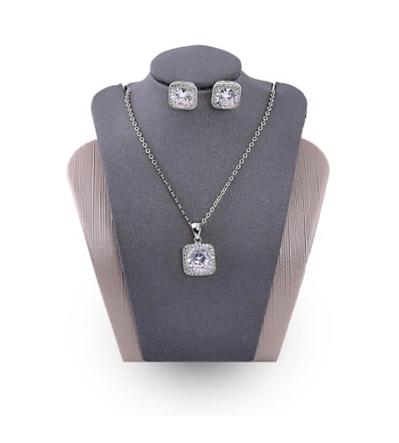 تعليقة مع حلق زركون فضي من ماركة فايلت