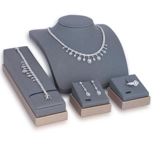 طقم زركون فضي من ماركة فايلت