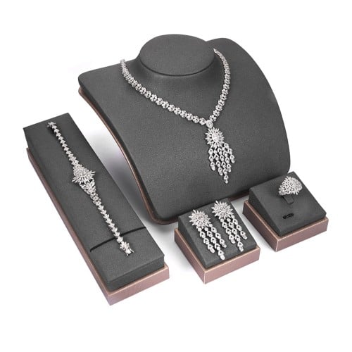 طقم زركون فضي من ماركة فايلت