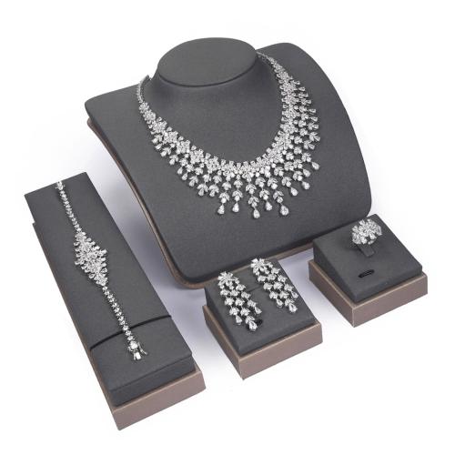 طقم زركون فضي من ماركة فايلت