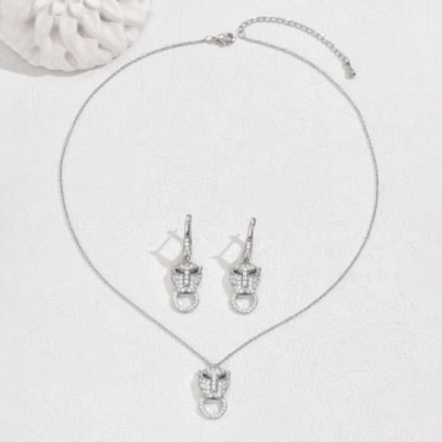 تعليقة مع حلق زركون فضي من فايلت