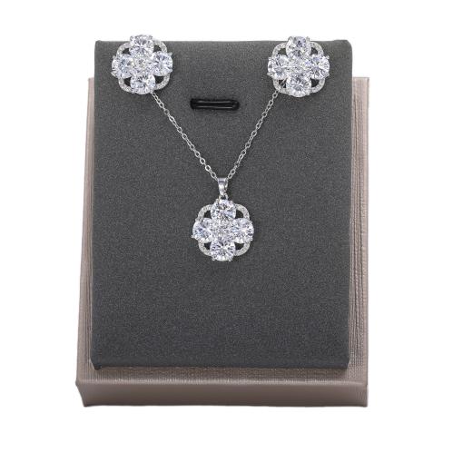 تعليقة مع حلق زركون فضي من ماركة فايلت