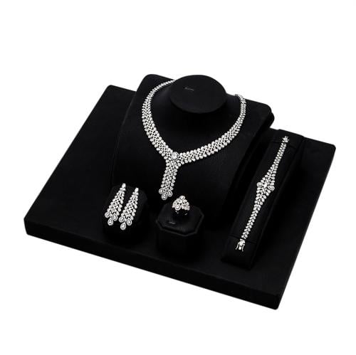 طقم زركون فضي من ماركة فايلت