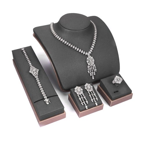 طقم زركون فضي من ماركة فايلت