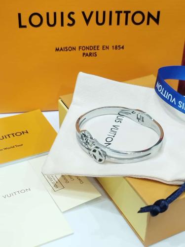 اكسسوار مع ملحقات الماركه