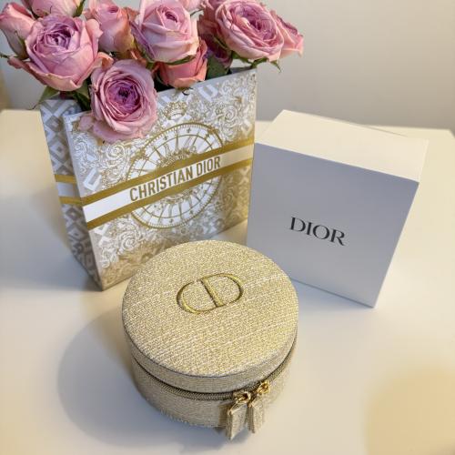 حقيبه تنظيم Dior الجديده مع كيس السنه الجديده