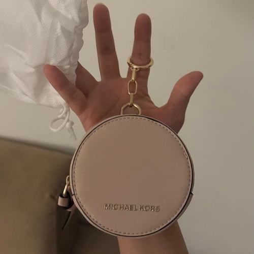 حقيبة مايكل كورس صغيره مع تعليقه ذهبيه