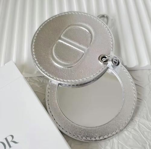 ميدالية مع مراية من Dior مع الكيس