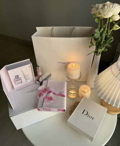 بكج مس ديور miss Dior يحتوي على ٤ منتجات مع البوكس...