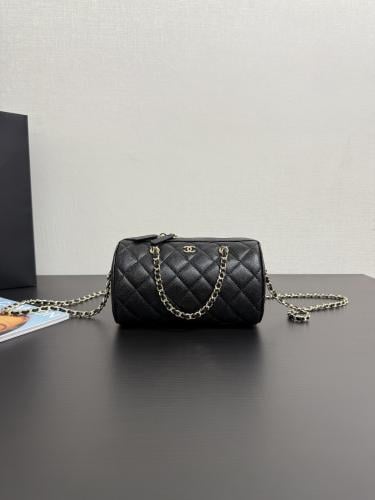 CLUTCH WITH CHAIN Grained Shiny Calfskin & Gold-To...