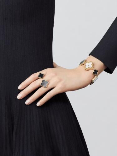 Magic Alhambra Between the Finger ring
