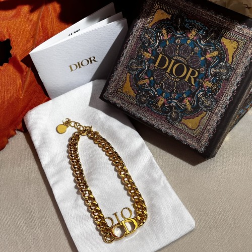 آسـورة ديـور