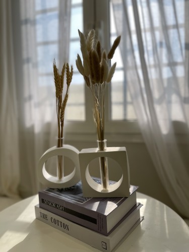 Square and circular vase without flowers