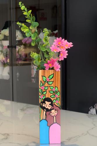 أصيص خشب مع زهور