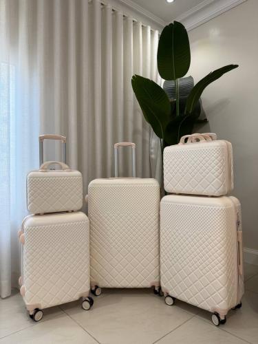 طقم شنط سفر موديل ٩٧٧ بيج خمس قطع مختلفة المقاسات...