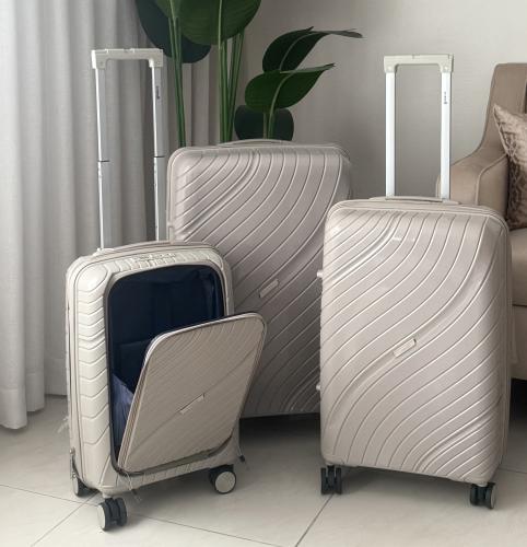 طقم شنط سفر بضمان ضد الكسر و فتحة امامية لمقاس ٢٠...