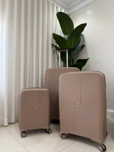 طقم شنط سفر قولدن مقاومة للكسر بتوسعة اضافية وكفرا...