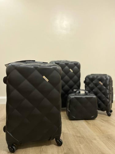 شنط سفر اربع قطع بشكل جديد لون اسود | عرض خاص!