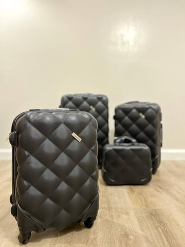 شنط سفر اربع قطع بشكل جديد لون اسود | عرض خاص!