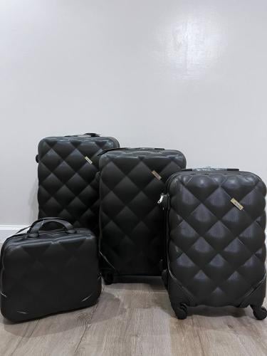 شنط سفر اربع قطع بشكل جديد لون اسود | عرض خاص!