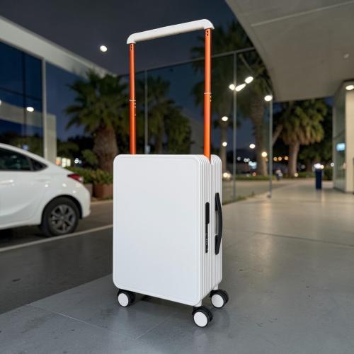 شنطة سفر تصميم حديث بقفل ذكي وعجلات 360° ابيض