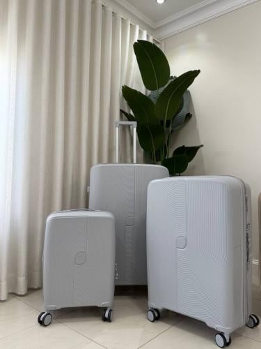 طقم شنط سفر مقاومة للكسر بتوسعة اضافية وكفرات دبل...