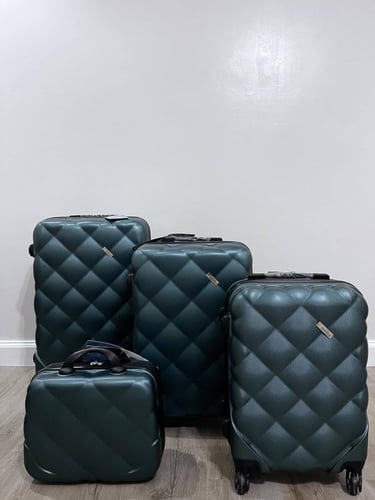 شنط سفر اربع قطع بشكل جديد لون قرين | عرض خاص!