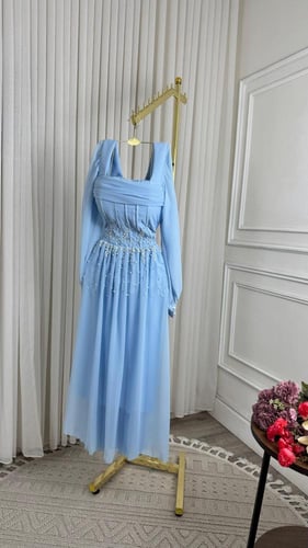 فستان سماوي ناعم بتطريز لؤلؤ يدوي وأكمام طويلة